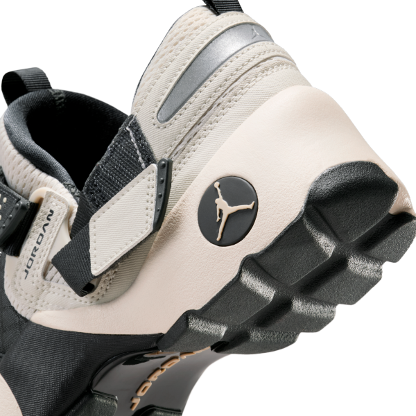 Jordan Trunner Lx Light Orewood Brown Women's - View 8